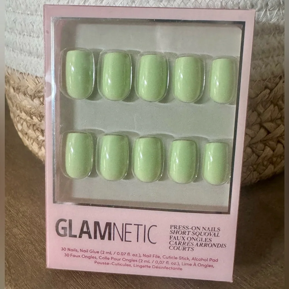 GLAMNETIC Short Squoval Press-On Nails in light sage